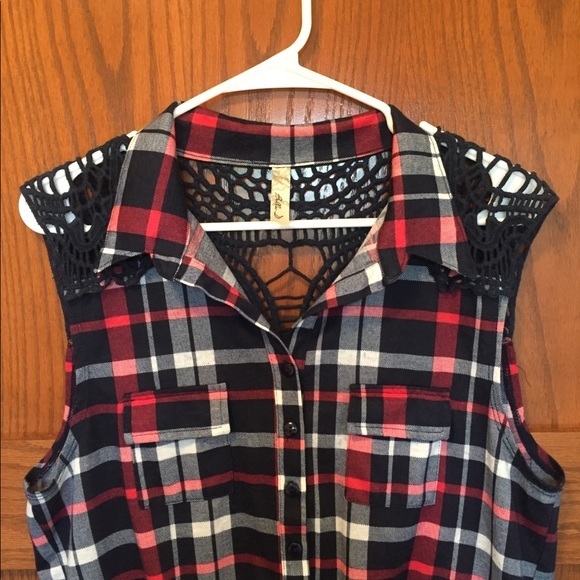 Bella D Plaid Sleeveless Tie Front Top, Si… - Picture 3 of 9